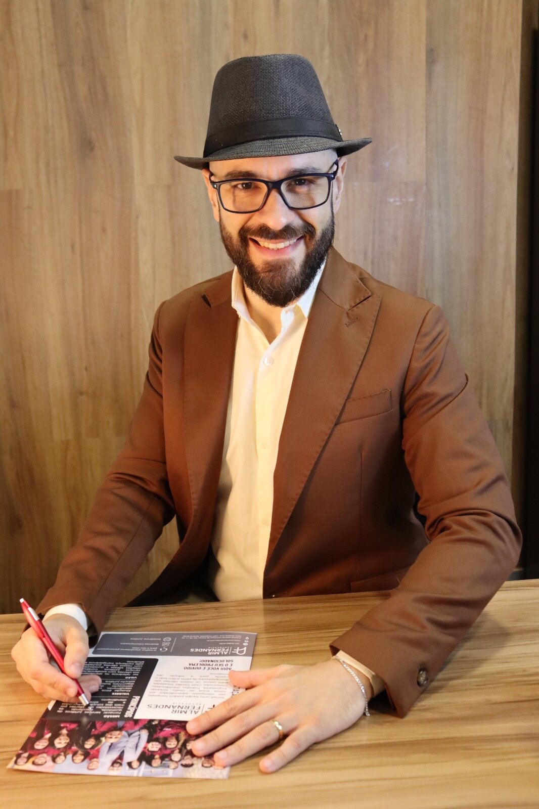 Prof. Almir Fernandes analisando uma prova impressa